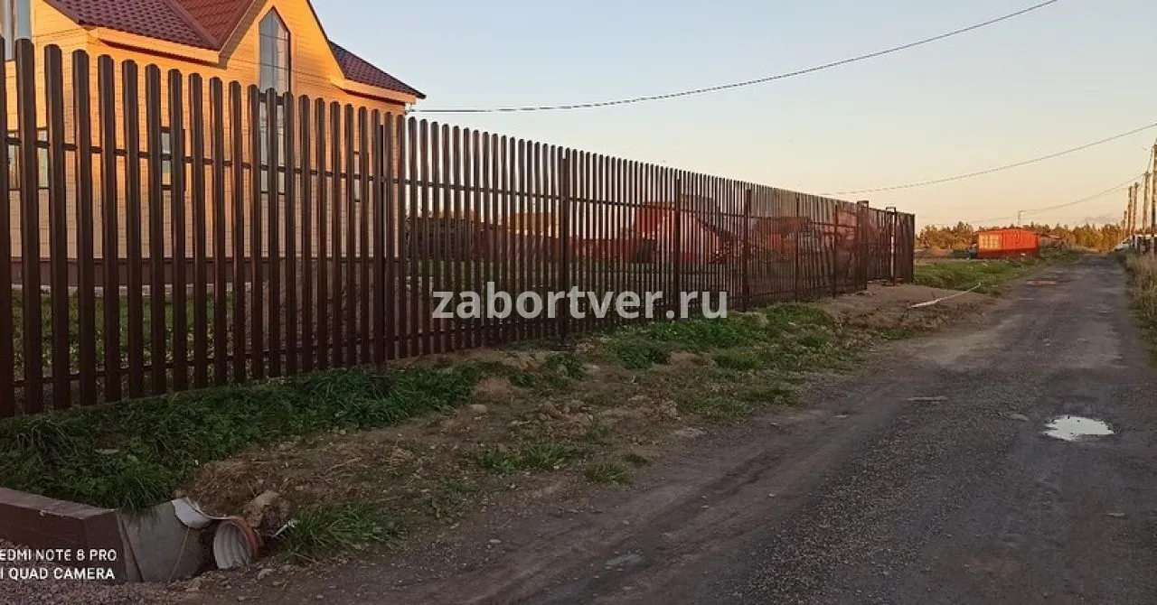 Монтаж забора из евроштакетника в КП Красново