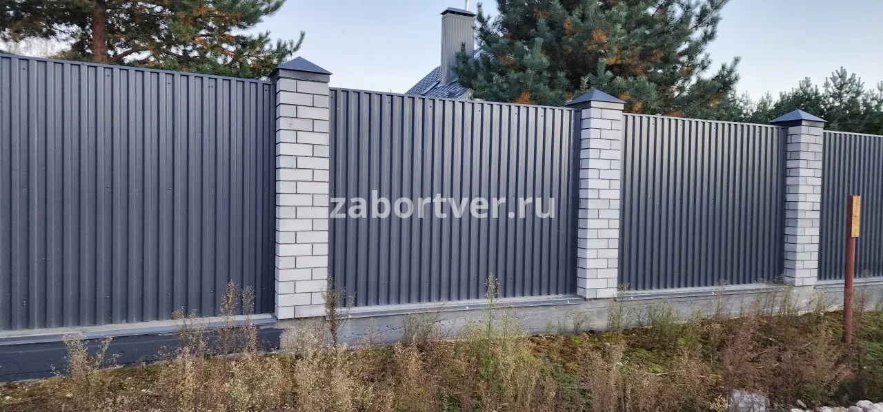 Забор из профнастила в Лихославле