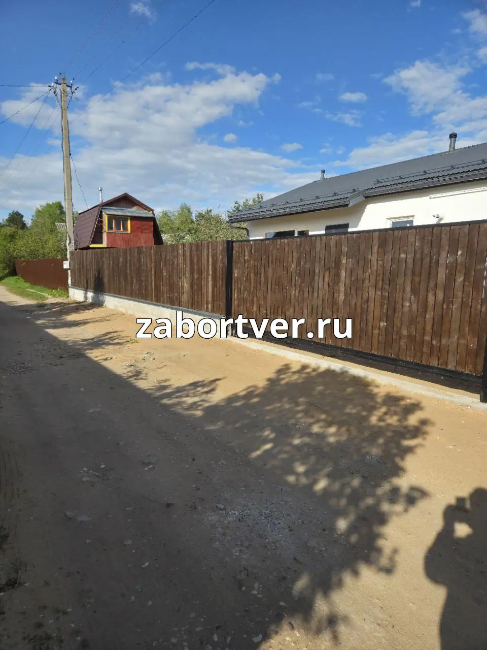 Забор на фундаменте с деревянным штакетником и откатными воротами: Заказать в Твери и области
